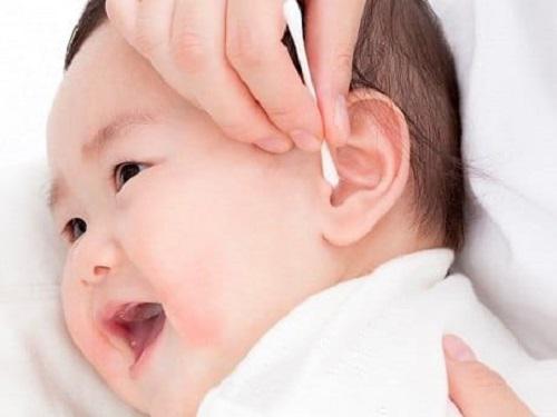 Vệ sinh tai mũi họng cho trẻ sơ sinh thế nào là đúng cách?