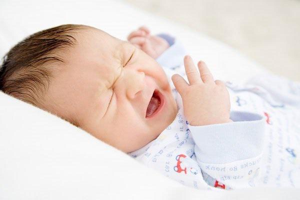 Nguyên nhân nào khiến trẻ sơ sinh bị nghẹt mũi?