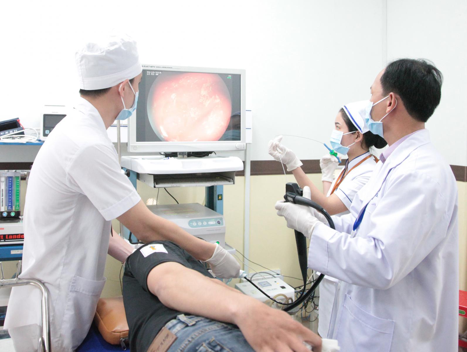 Bác sĩ CKI Lê Thanh Thảo đang thực hiện nội soi dạ dày cho người bệnh