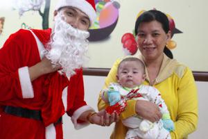 Tặng 400 phần quà cho trẻ em nhân dịp giáng sinh
