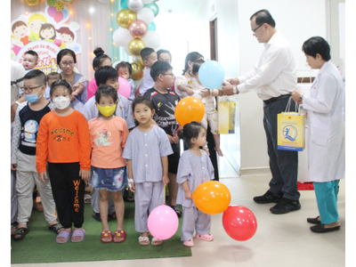 Giám đốc Sở Y tế tặng quà Quốc tế thiếu nhi 1/6 cho các bé đang nằm viện điều trị tại Bệnh viện Thanh Vũ