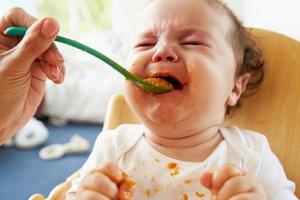 Ba mẹ nên làm gì khi trẻ kén ăn