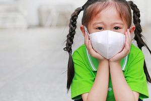 Đeo khẩu trang cho trẻ hạn chế lây nhiễm COVID-19