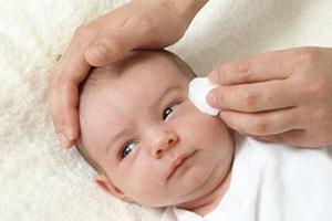 Vì sao mắt trẻ sơ sinh có ghèn | Khắc phục và điều trị như thế nào?
