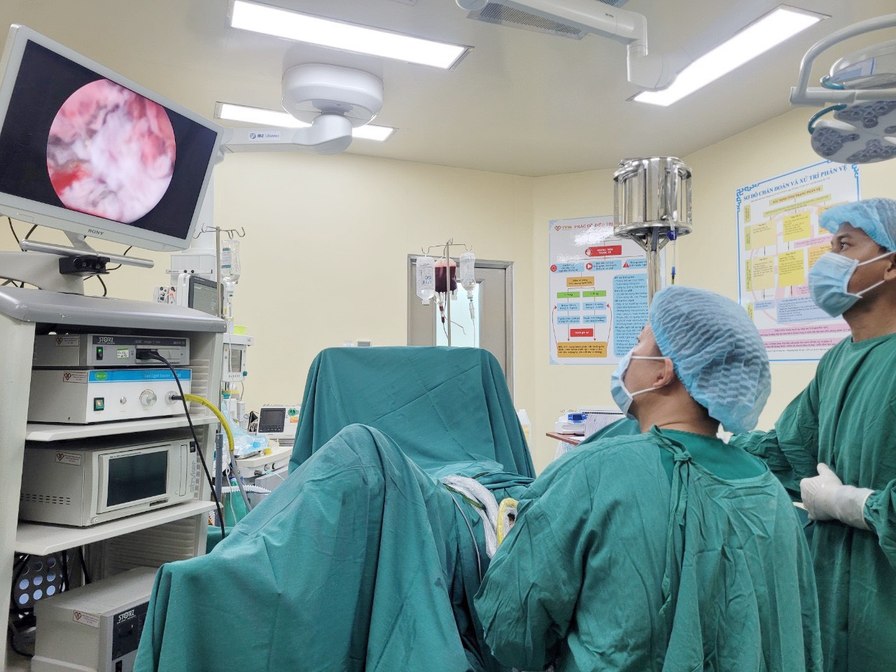 Phẫu thuật cấp cứu đốt cầm máu khối bướu bàng quang lớn gây xuất huyết nguy hiểm tính mạng