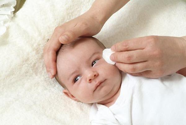 Vì sao mắt trẻ sơ sinh có ghèn | Khắc phụ và điều trị như thế nào?