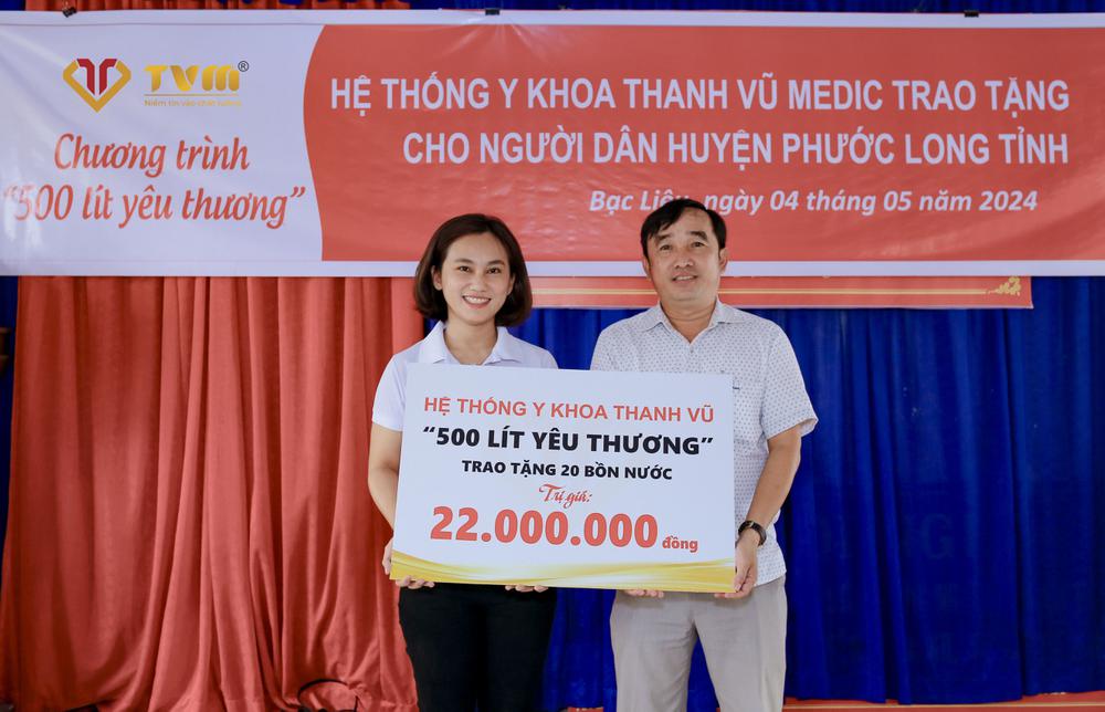 Hệ thống Y tế Thanh Vũ Medic trao bảng tượng trưng cho UBND huyện Phước Long