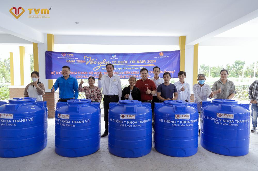 Tặng bồn chứa nước cho hộ dân có hoàn cảnh khó khăn ở huyện Trần Văn Thời, tỉnh Cà Mau