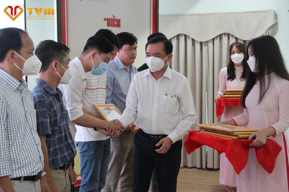 Ông Phan Thanh Duy - Phó Chủ tịch UBND tỉnh trao giấy khen cho các cá nhân trực tiếp tham gia công tác điều trị bệnh nhân COVID-19 của Bệnh viện Đa khoa Thanh Vũ Medic Bạc Liêu..
