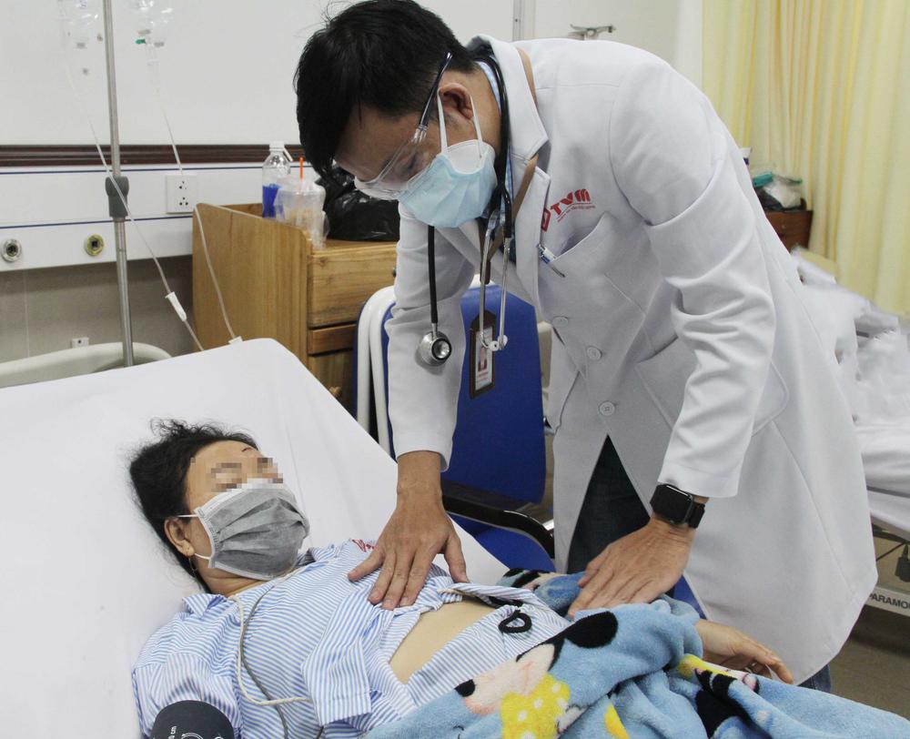 BS. CKI Dương Hải Minh - Phó Trưởng khoa Ngoại và liên chuyên khoa thăm khám cho bệnh nhân sau can thiệp