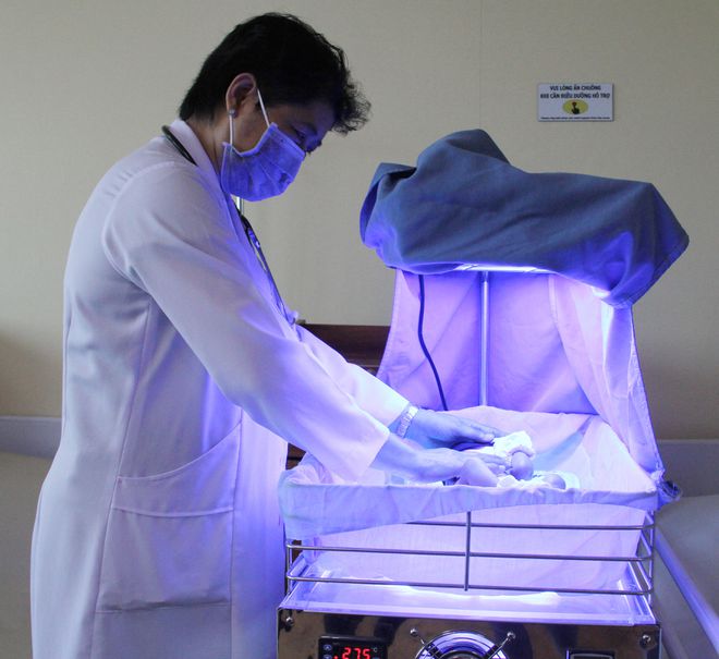 Bác sĩ Nguyễn Thị Thanh Thủy thăm khám cho cháu bé con sản phụ N. /// Ảnh: TRẦN THANH PHONG