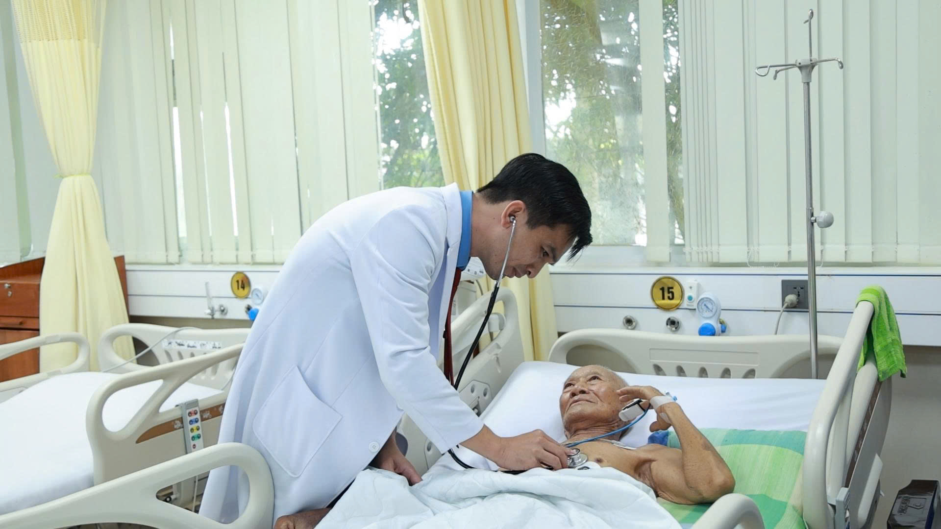 Thanh Vũ Medic: Chạy đua với thời gian để giữ lại nhịp tim cho cụ...