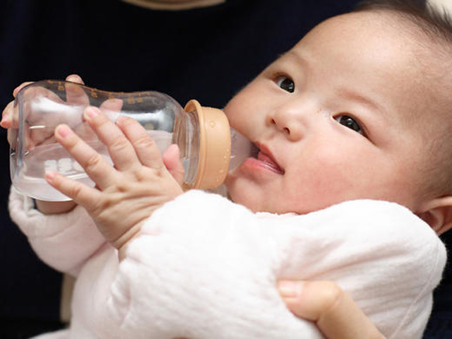 Chế độ dinh dưỡng cho bé mùa nắng nóng như thế nào là hợp lý