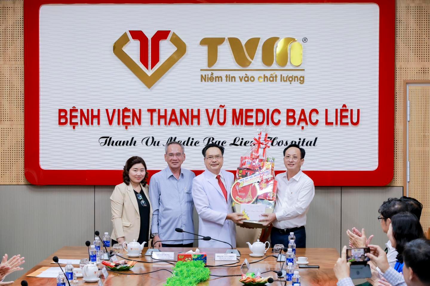 Bí thư Tỉnh ủy, Chủ tịch UBND tỉnh đến thăm và chúc Tết Bệnh...