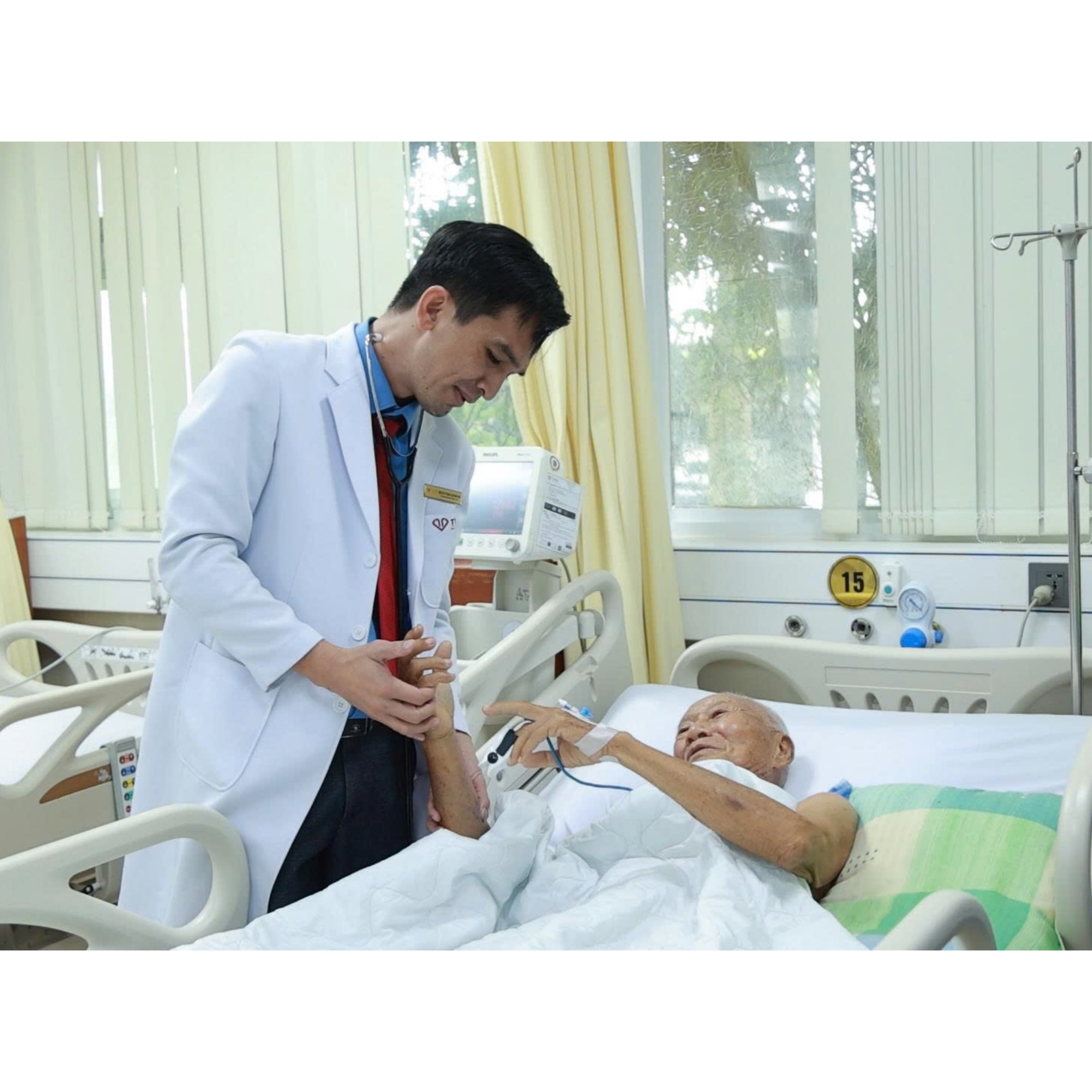 Thanh Vũ Medic: Chạy đua với thời gian để giữ lại nhịp tim cho cụ ông 95 tuổi