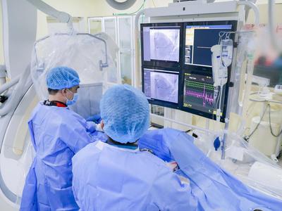 Ngã gục trong bữa cơm - Cụ ông 71 tuổi ngưng tim, ngưng thở  được cứu sống ngoạn mục