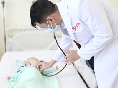 Phẫu thuật cấp cứu thành công bệnh nhi 5 tháng tuổi bị thoát vị bẹn bẩm sinh có biến chứng nghẹt ruột
