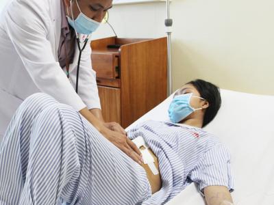 Tháo gỡ tắc nghẹt ruột cho cháu bé 13 tuổi vì vết mổ cũ 7 năm trước