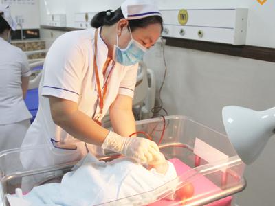 Cấp cứu cho sản phụ...đẻ rơi trên xe ô tô